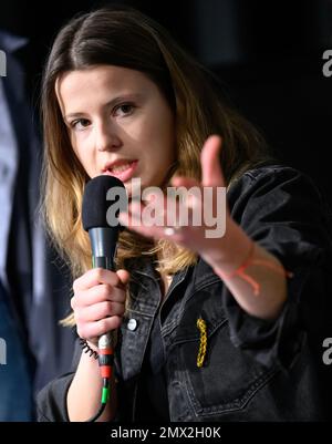 Berlin, Allemagne. 02nd févr. 2023. Luisa Neubauer, activiste de Fridays for future Berlin, prend la parole lors d'une conférence de presse commune sous la devise '#BerlinWillKlima' de Fridays for future, Deutsche Wohnen und Co Enteignen, Klimaneustart, Volksentscheid Berlin Volkautofrei, sentscheid Fahrrad et Bürger*innenInitiative A100. Credit: Bernd von Jutrczenka/dpa/Alamy Live News Banque D'Images