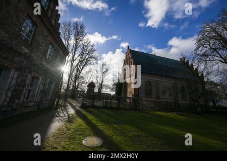 Heiligengrabe, Allemagne. 02nd févr. 2023. Après le mauvais temps, le soleil apparaît également brièvement dans le ciel bleu sur les terrains du monastère Heiligengrabe. Cependant, le temps ensoleillé est de courte durée. Credit: Jens Kalaene/dpa/Alamy Live News Banque D'Images