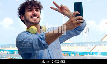 Jeune touriste qui fait un selfie avec un smartphone pendant les vacances en été Banque D'Images