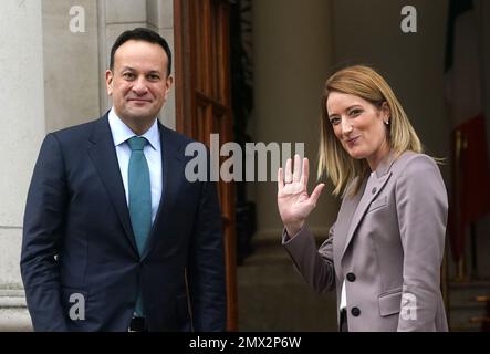 Taoiseach Leo Varadkar souhaite la bienvenue à la Présidente du Parlement européen, Roberta Metsola, dans les bâtiments gouvernementaux de Dublin, au cours de sa visite de deux jours en République d'Irlande. Date de la photo: Jeudi 2 février 2023. Banque D'Images