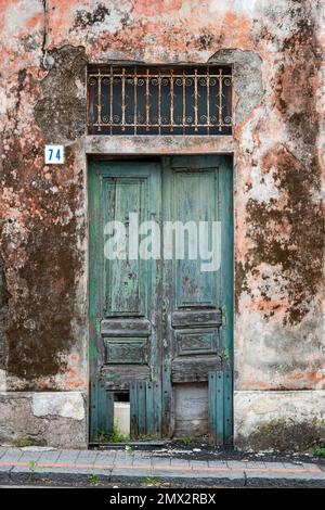 La façade d'une maison abandonnée dans un village de montagne sicilien Banque D'Images