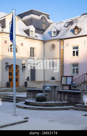 Europe, Luxembourg, Koerich, la Mairie (mairie) dans la neige d'hiver Banque D'Images