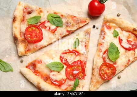 Tranches de pizza Margherita sur parchemin, plat Banque D'Images