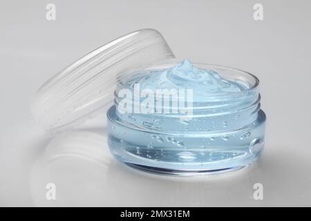 Pot de gel cosmétique transparent sur fond clair Banque D'Images