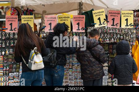 famille achetant des souvenirs dans un stand dans le centre-ville. rome, italie. centre de vie dans la ville Banque D'Images