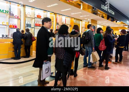 Paris, France, femmes chinoises, hommes, touristes, Queuing tout en faisant du shopping dans le grand magasin français, Galeries Lafayette Banque D'Images