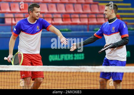 Du joueur de tennis de gauche Adam Pavlasek et vit Kopriva de l'équipe tchèque en action pendant la session d'entraînement avant le tournoi de tennis de la coupe Davis qua Banque D'Images