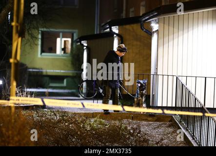 Un blessé par balle est soigné à l'hôpital après une tentative de meurtre dans le district de Vimanshäll, Linköping, en Suède, mercredi soir. Banque D'Images