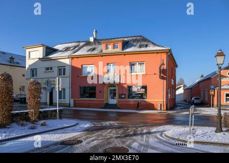 Europe, Luxembourg, Koerich, restaurant « Villa d'Asie » (restaurant chinois), rue de Windhof dans la neige d'hiver Banque D'Images