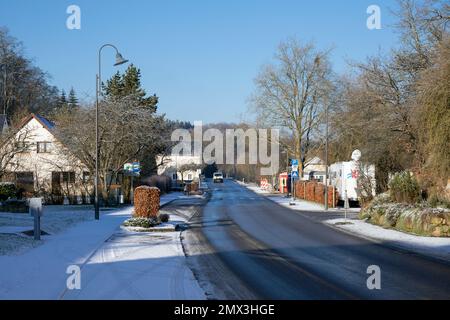 Europe, Luxembourg, Koerich, rue principale le matin froid de l'hiver Banque D'Images