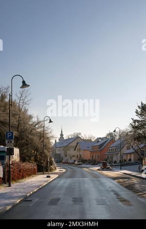 Europe, Luxembourg, Koerich, rue principale le matin froid de l'hiver, en regardant vers le centre du village Banque D'Images