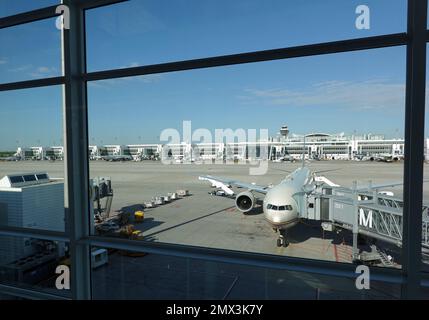 L'avion passager a atterri à l'aéroport international de Munich vue à travers la fenêtre panoramique adoucie de l'aéroport par une journée ensoleillée sans nuages Banque D'Images