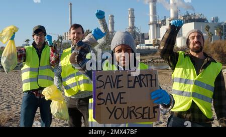 Groupe de jeunes volontaires multiethniques qui collectent des ordures dans la nature pour protester contre la pollution et le changement climatique. Concept du jour de la Terre Banque D'Images