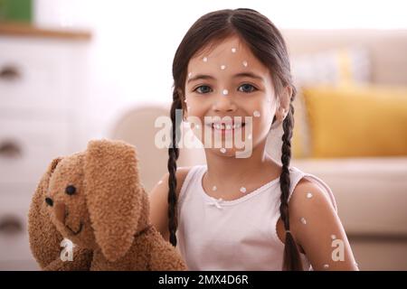 Petite fille avec la varicelle jouant à la maison Banque D'Images