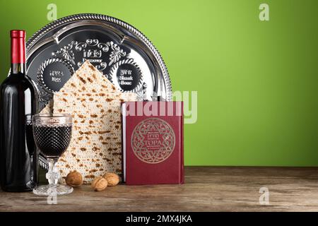 Articles de Pesach symbolique (Pâque Seder) sur table en bois, espace pour le texte Banque D'Images