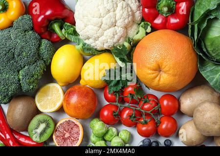 Différents produits riches en vitamine C sur la table, plat Banque D'Images