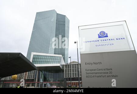 02 février 2023, Hesse, Francfort-sur-le-main: Une stèle portant l'inscription «Banque centrale européenne Eurosystème» se trouve à l'extérieur du siège de la Banque centrale européenne (BCE). Les principaux responsables monétaires européens décident de nouveaux paliers de taux d'intérêt lors de leur réunion ordinaire du conseil. Photo: Arne Dedert/dpa Banque D'Images