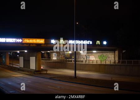 Munich, Allemagne. 02nd févr. 2023. Mediamarkt, McDonald's. Impressionen von München BEI Nacht am 2,2.2023. -- Media Markt McDonal'd s. Impression de Munich, Allemagne de nuit sur 2 février 2023. (Photo par Alexander Pohl/Sipa USA) crédit: SIPA USA/Alay Live News Banque D'Images