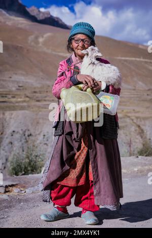 Femme avec à la chèvre, Photoksar, Ladakh, Inde Banque D'Images