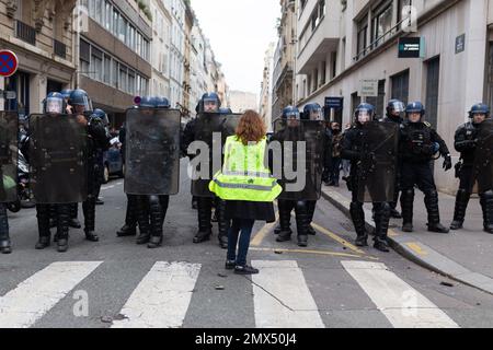 Paris, France. 31st janvier 2023. Lors de la manifestation à Paris, une femme proteste contre le nouveau plan de réforme des retraites. Les grèves françaises de la réforme des retraites ont lieu pour la deuxième fois ce mois-ci, où des centaines de milliers de personnes ont envahi les rues à Paris pour faire pression sur le président Emmanuel Macron pour qu'il baisse le plan de réforme des retraites. Crédit : SOPA Images Limited/Alamy Live News Banque D'Images