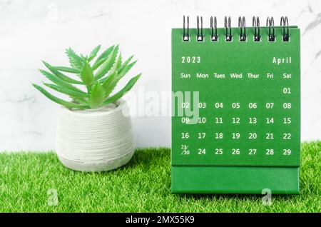 Vert avril 2023 Calendrier mensuel de bureau pour 2023 ans sur herbe. Banque D'Images