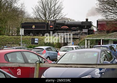 GWR Manor classe n° 7820 Dinmore Manor en passant par le parking Buckfastleigh du South Devon Railway pendant son Gala à vapeur d'hiver 2022-2023. Banque D'Images