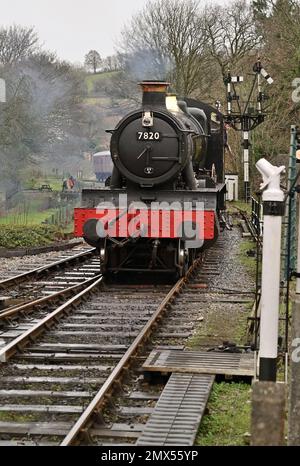 GWR Manor classe n° 7820 Dinmore Manor arrivant à Buckfastleigh sur le South Devon Railway pendant son Gala à vapeur d'hiver 2022-2023. Banque D'Images