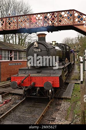 GWR Manor classe n° 7820 Dinmore Manor arrivant à Buckfastleigh sur le South Devon Railway pendant son Gala à vapeur d'hiver 2022-2023. Banque D'Images