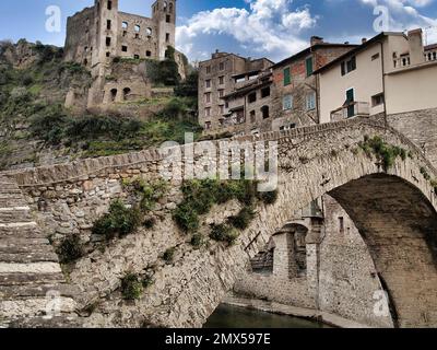 Dolceacqua (Italie, Ligurie) est un beau et caractéristique village médiéval riche en art et en culture Banque D'Images