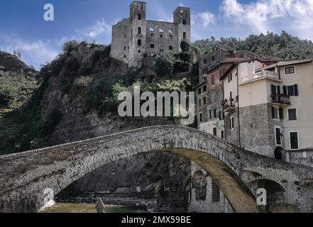 Dolceacqua (Italie, Ligurie) est un beau et caractéristique village médiéval riche en art et en culture Banque D'Images