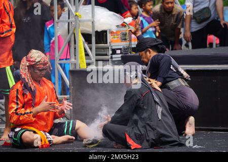 Indonésien faites des rituels avant de jouer la danse Jaranan (kuda tumping, kuda kepang) dansant pour célébrer le bulan bung karno Banque D'Images