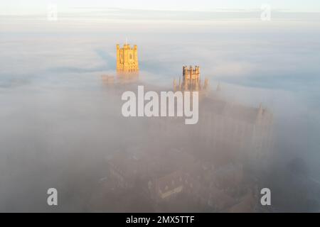 La photo datée de 24 janvier montre la cathédrale d'Ely à Cambridgeshire, connue sous le nom de navire des Fens, enveloppée de brouillard mardi matin. Chat majestueux d'Ely Banque D'Images