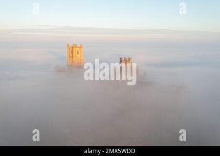 La photo datée de 24 janvier montre la cathédrale d'Ely à Cambridgeshire, connue sous le nom de navire des Fens, enveloppée de brouillard mardi matin. Chat majestueux d'Ely Banque D'Images