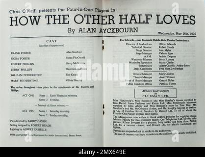 La liste de distribution pour le 1986 Gate Theatre, Dublin, Irlande, production, Comment l'autre moitié aime, par Alan Ayckbourn.Producer, Hilton Edwards. Banque D'Images