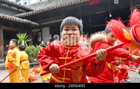 Taizhou, province chinoise de Zhejiang. 2nd févr. 2023. Les enfants font de la danse du dragon dans un jardin d'enfants du comté de Xianju, dans la ville de Taizhou, dans la province de Zhejiang, en Chine orientale, le 2 février 2023. Le festival Lantern, le 15th jour du premier mois du calendrier lunaire chinois, tombe le 5 février de cette année. Diverses activités culturelles folkloriques ont été organisées pour accueillir le prochain festival. Crédit : Wang Huabin/Xinhua/Alay Live News Banque D'Images