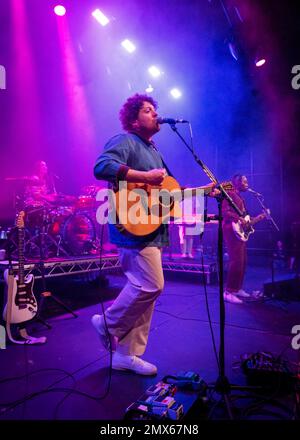 Londres, Royaume-Uni, mercredi, 1st février 2023 Joseph Mount de Metronomy se produit sur scène dans le cadre de la semaine des War Child, Brit Awards gigs à Outernet, Tottenham CRT Road. Credit: DavidJensen / Empics Entertainment / Alamy Live News Banque D'Images