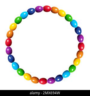 Bordure circulaire en oeufs de couleur arc-en-ciel. Cadre circulaire, composé d'œufs de poulet teints multicolores. Utilisé traditionnellement pendant l'heure de Pâques comme cadeau. Banque D'Images