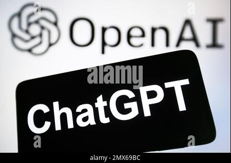 Dans cette illustration, le logo ChatGPT d'un chatbot lancé par OpenAI est visible sur un smartphone et le logo OpenAI en arrière-plan. Banque D'Images