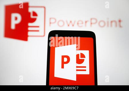 Dans cette illustration, le logo Microsoft PowerPoint d'un logiciel est visible sur un smartphone et un écran d'ordinateur. Banque D'Images