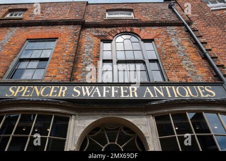 Le magasin de Spencer Swaffer, un magasin d'antiquités éclectique sur High Street à Arundel, West Sussex, Royaume-Uni Banque D'Images