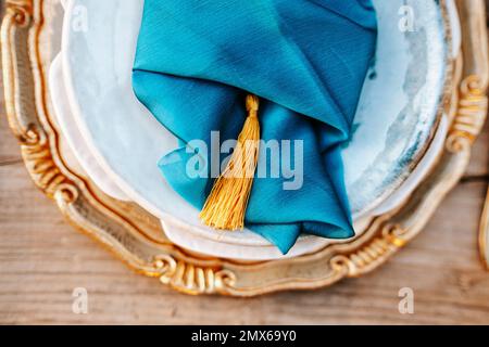 Table élégante dorée et bleue sur fond de bois Banque D'Images