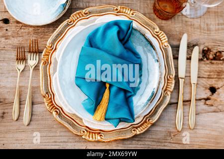 Table élégante dorée et bleue sur fond de bois Banque D'Images