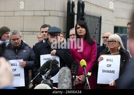 La famille d'Aidan McAnespie et leurs partisans (de gauche à droite), le cousin Brian Gormley, le frère Sean McAnespie, Grainne Teggart d'Amnesty International et la sœur Margo McAnespie, S'adressant aux médias à l'extérieur de la cour de la Couronne de Belfast après que l'ancien Grenadier Guardsman David Holden a été condamné à une peine de trois ans de prison avec sursis pour homicide involontaire coupable d'Aidan, abattu dans le dos par balle à un poste de contrôle de l'armée en Irlande du Nord en 1988. M. Holden est le premier ancien combattant à être reconnu coupable d'une infraction historique en Irlande du Nord depuis l'accord du Vendredi Saint. Date de la photo: Jeudi 2 février 2023. Banque D'Images