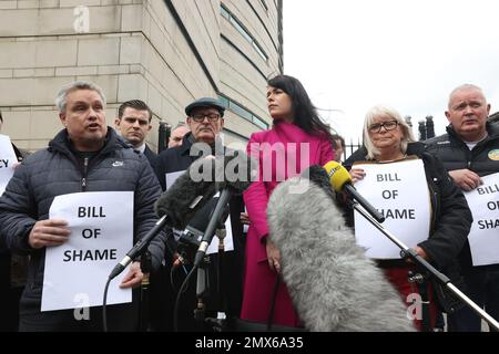 La famille d'Aidan McAnespie et leurs partisans (de gauche à droite), le cousin Brian Gormley, le frère Sean McAnespie, Grainne Teggart d'Amnesty International et la sœur Margo McAnespie, S'adressant aux médias à l'extérieur de la cour de la Couronne de Belfast après que l'ancien Grenadier Guardsman David Holden a été condamné à une peine de trois ans de prison avec sursis pour homicide involontaire coupable d'Aidan, abattu dans le dos par balle à un poste de contrôle de l'armée en Irlande du Nord en 1988. M. Holden est le premier ancien combattant à être reconnu coupable d'une infraction historique en Irlande du Nord depuis l'accord du Vendredi Saint. Date de la photo: Jeudi 2 février 2023. Banque D'Images