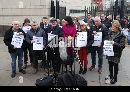 La famille d'Aidan McAnespie et leurs partisans; Cousin Brian Gormley (deuxième à droite), frère Sean McAnespie (troisième à gauche), Grainne Teggart d'Amnesty International (au centre) et soeur Margo McAnespie (troisième à droite), parlant aux médias en dehors de la Cour de la Couronne de Belfast après que l'ancien Grenadier Guardsman David Holden a été condamné à trois ans pour homicide involontaire d'Aidan, Qui a été abattu dans le dos à un poste de contrôle de l'armée en Irlande du Nord en 1988. M. Holden est le premier ancien combattant à être reconnu coupable d'une infraction historique en Irlande du Nord depuis l'accord du Vendredi Saint. Image Banque D'Images