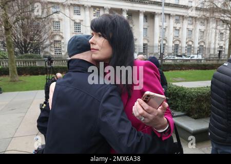 Sean McAnespie, le frère d'Aidan McAnespie, Grainne Teggart d'Amnesty International et à l'extérieur de la cour de la Couronne de Belfast après que l'ancien Grenadier Guardsman David Holden ait été condamné à une peine de trois ans pour homicide involontaire d'Aidan, Qui a été abattu dans le dos à un poste de contrôle de l'armée en Irlande du Nord en 1988. M. Holden est le premier ancien combattant à être reconnu coupable d'une infraction historique en Irlande du Nord depuis l'accord du Vendredi Saint. Date de la photo: Jeudi 2 février 2023. Banque D'Images