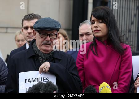 Sean McAnespie (à gauche), le frère d'Aidan McAnespie, et Grainne Teggart d'Amnesty International à l'extérieur de la cour de la Couronne de Belfast après que l'ancien Grenadier Guardsman David Holden ait été condamné à trois ans de prison pour homicide involontaire d'Aidan, Qui a été abattu dans le dos à un poste de contrôle de l'armée en Irlande du Nord en 1988. M. Holden est le premier ancien combattant à être reconnu coupable d'une infraction historique en Irlande du Nord depuis l'accord du Vendredi Saint. Date de la photo: Jeudi 2 février 2023. Banque D'Images