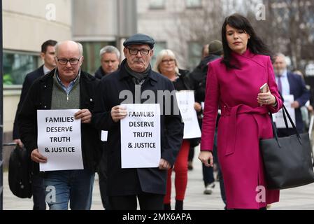 Sean McAnespie (au centre), le frère d'Aidan McAnespie, et Grainne Teggart (à droite) d'Amnesty International à l'extérieur de la cour de la Couronne de Belfast après que l'ancien Grenadier Guardsman David Holden ait été condamné à trois ans de prison pour homicide involontaire d'Aidan, Qui a été abattu dans le dos à un poste de contrôle de l'armée en Irlande du Nord en 1988. M. Holden est le premier ancien combattant à être reconnu coupable d'une infraction historique en Irlande du Nord depuis l'accord du Vendredi Saint. Date de la photo: Jeudi 2 février 2023. Banque D'Images