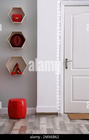 Étagères avec différents accessoires sur le mur gris dans le couloir. Design intérieur Banque D'Images