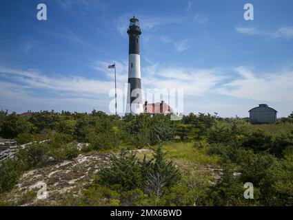 Vue sur le phare de Fire Island prise d'un drone sur le côté de la baie par une journée très venteuse. Banque D'Images